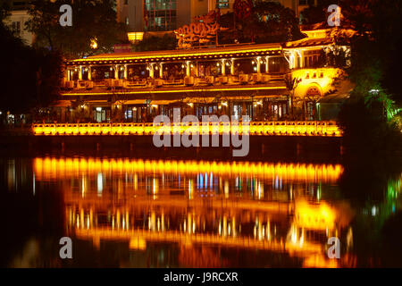 Restaurant reflète dans la nuit du lac Hoan Kiem, Hanoi, Vietnam Banque D'Images