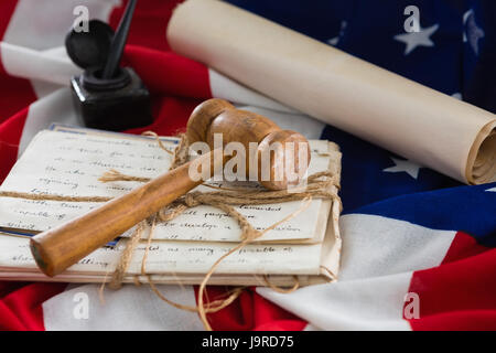 Close-up des séances et documents juridiques organisées sur drapeau Américain Banque D'Images