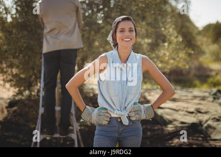 Portrait de femme avec l'homme en arrière-plan à l'Olive Farm Banque D'Images