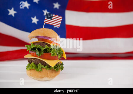 Hamburger avec 4 juillet thème contre drapeau Américain Banque D'Images