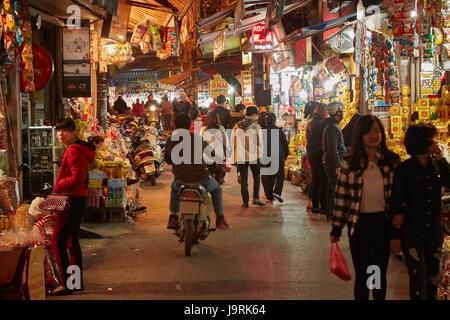 Les acheteurs de moto et en marché de nuit, vieux quartier, Hanoi, Vietnam Banque D'Images