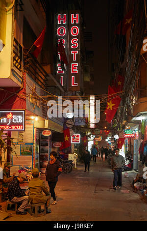 Scène de rue de nuit, vieux quartier, Hanoi, Vietnam Banque D'Images