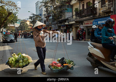 Vendeur de rue, vieux quartier, Hanoi, Vietnam Banque D'Images