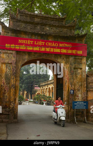 Femme sur Vespa scooter à la barrière latérale de la Citadelle impériale de Thang Long (Site du patrimoine mondial de l'UNESCO), Hanoi, Vietnam Banque D'Images