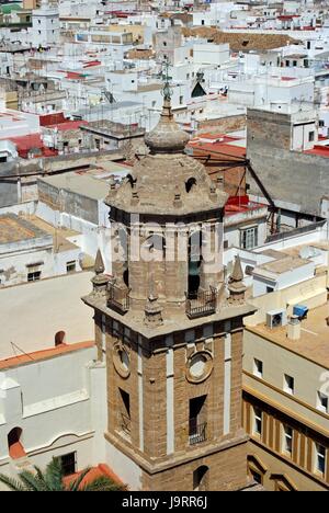 Vue sur le clocher de l'église de Santiago et toits de la ville vu du haut de la Cathédrale, Cadiz, Cadiz Province, Andalusia, Spain, Europe de l'Ouest. Banque D'Images