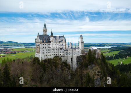 Le château de Neuschwanstein, vue du pont Marienbrucke, le célèbre point de vue à Fussen, Allemagne Banque D'Images