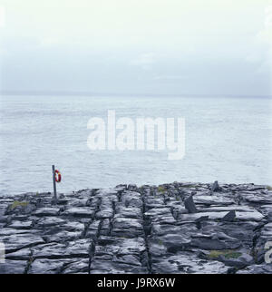 L'Irlande, Clare Burren,la mer,côte,paysage,bouée,tilleul,double pioche,conception,icône,personne ne déserte,pneus de secours,vue,place,copie,l'Atlantique,rock,rock,géologie, paysages,horizon,eau,côte de bile,unendingly boundlessly,chauve,rares,,humide,rough,sortie,triste,la dépression,la solitude,froid,vacuousness,Protection,danger,sauvetage,largeur,espoir,gris, Banque D'Images