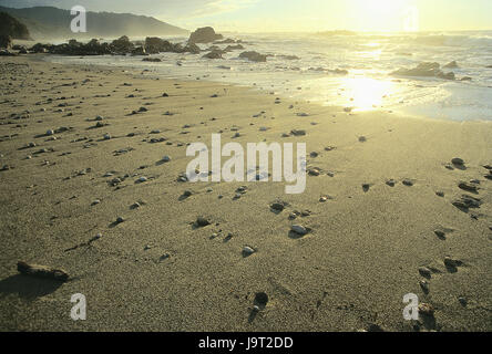 Nouvelle-zélande,parc national Paparoa Punakaiki,plage,mer,soirée,light,île du sud, côte ouest,parc national Paparoa déserte,conception,rock,paysage,nature,pierres,eau,les vagues,Sable,galets,soirée,,unendingly boundlessly,atmosphérique,reste,voyage,la liberté,la nostalgie,infini,locations,largeur,jaune,or, Banque D'Images