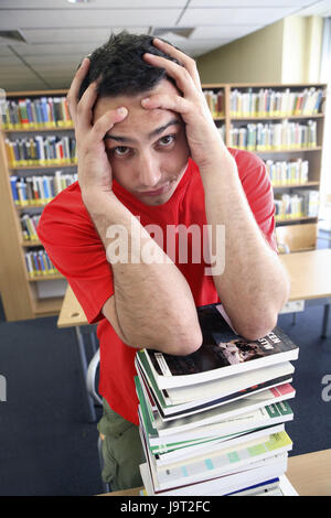 Étudiant de l'université, bibliothèque, impuissants,,ajouter la prise en charge,livre,lots,désespérément la moitié,portrait,prêter empilés, bibliothèque, bibliothécaire, Bibliothèque,bureau,enseignement,enseignement,caméra de collection de livres, Bibliothèque, livres,étagères,décourage,déprime,épuisé,d,informations,collège,intérieur,renseignement,jeune public library,apprendre,lecture,littérature,homme,Montant,personne,de lassitude,livres,référence supprimée,étagères,lot,étude,étudier,,stress,étudiant university,offres,trop overallocated,nombre,grands désespérément,connaissances, soif de connaissances, Banque D'Images