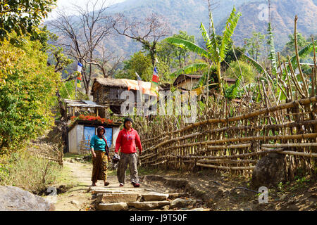 Les gens marcher sur le sentier près de bahundanda, région de l'Annapurna, au Népal. Banque D'Images