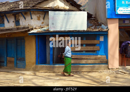 Femme népalaise en marchant dans la rue, bahundanda, Népal. Banque D'Images