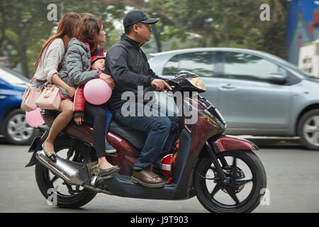 Quatre personnes sur un scooter, vieux quartier, Hanoi, Vietnam Banque D'Images