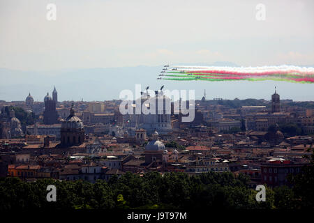 Rome, Italie. 09Th Juin, 2017. Italyn la Force aérienne Frecce Tricolori acrobatic squad survoler Rome à l'occasion du 71e anniversaire de la fondation de la République, Italyn 2 Juin 2017 Crédit : marco iacobucci/Alamy Live News Banque D'Images