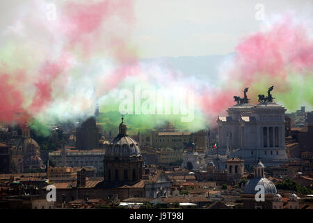 Rome, Italie. 09Th Juin, 2017. Italyn la Force aérienne Frecce Tricolori acrobatic squad survoler Rome à l'occasion du 71e anniversaire de la fondation de la République, Italyn 2 Juin 2017 Crédit : marco iacobucci/Alamy Live News Banque D'Images