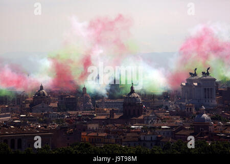 Rome, Italie. 09Th Juin, 2017. Italyn la Force aérienne Frecce Tricolori acrobatic squad survoler Rome à l'occasion du 71e anniversaire de la fondation de la République, Italyn 2 Juin 2017 Crédit : marco iacobucci/Alamy Live News Banque D'Images