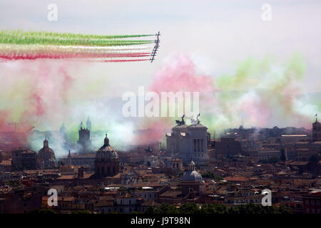 Rome, Italie. 09Th Juin, 2017. Italyn la Force aérienne Frecce Tricolori acrobatic squad survoler Rome à l'occasion du 71e anniversaire de la fondation de la République, Italyn 2 Juin 2017 Crédit : marco iacobucci/Alamy Live News Banque D'Images