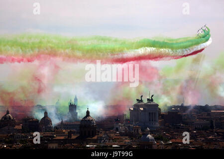 Rome, Italie. 09Th Juin, 2017. Italyn la Force aérienne Frecce Tricolori acrobatic squad survoler Rome à l'occasion du 71e anniversaire de la fondation de la République, Italyn 2 Juin 2017 Crédit : marco iacobucci/Alamy Live News Banque D'Images