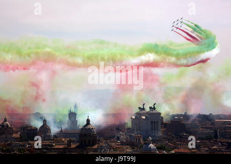 Rome, Italie. 09Th Juin, 2017. Italyn la Force aérienne Frecce Tricolori acrobatic squad survoler Rome à l'occasion du 71e anniversaire de la fondation de la République, Italyn 2 Juin 2017 Crédit : marco iacobucci/Alamy Live News Banque D'Images