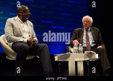 Londres, Royaume-Uni. 2 juin, 2017. Bernie Sanders, le sénateur américain du Vermont qui a fait campagne contre Hillary Clinton pour le Parti démocrate's 2016 investiture présidentielle, répond aux questions de l'auditoire lors d'un événement à l'O2 Academy à Brixton pour lancer l'édition de poche de son best-seller "Notre Révolution : Un avenir à croire en'. Notre Révolution est aussi le nom d'une organisation politique formée par Bernie Sanders en 2016 pour sensibiliser les électeurs sur les enjeux, de les impliquer dans le processus politique et d'organiser d'avoir élu candidats progressistes. Banque D'Images