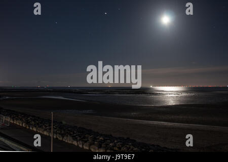 Morecambe, Lancashire, Royaume-Uni, 3 juin 2017 Le Clair de Lune illumine la baie de Morecambe dans les premières heures de ce matin Crédit : David Billinge/Alamy Live News Banque D'Images