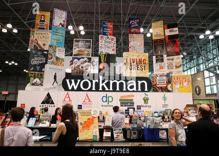 New York, USA. 2 juin, 2017. Personnes visitent la BookExpo 2017 à New York, États-Unis, le 2 juin 2017. BookExpo, Amérique du Nord le plus grand rassemblement de professionnels de l'industrie du livre, a eu lieu du 31 mai au 2 juin cette année avec la participation d'environ 600 exposants venus de partout dans le monde. Credit : Wang Ying/Xinhua/Alamy Live News Banque D'Images