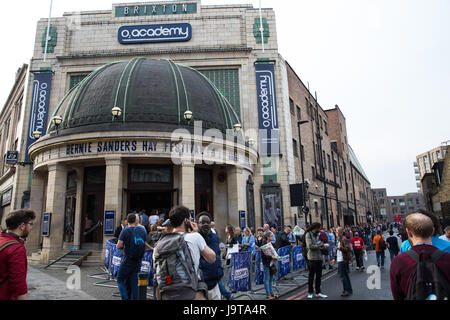 Londres, Royaume-Uni. 2 juin, 2017. L'O2 Academy à Brixton a été vendu pour la visite de Bernie Sanders, le sénateur américain du Vermont qui a fait campagne contre Hillary Clinton pour le Parti démocrate's nomination présidentielle 2016, pour lancer l'édition de poche de son best-seller "Notre Révolution : Un avenir à croire en'. Credit : Mark Kerrison/Alamy Live News Banque D'Images