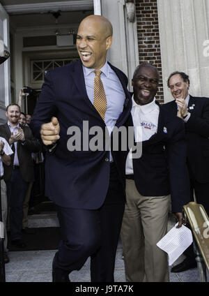 Plainfield, Plainfield, USA. 2 juin, 2017. SEN aux États-Unis. COREY BOOKER, D-N.J. accueille gauche Plainfield, New Jersey Maire. Adrian O. Mapp, qui tourne à l'élection au cours d'un Pep Rally démocratique à l'Hôtel de Ville de Plainfield, New Jersey. Extrême gauche, Phil Murphy, un candidat au poste de gouverneur démocratique les regarde. Primaire du New Jersey est le 6 juin et la première course de gouverneur depuis l'élection présidentielle de 2016. Crédit : Brian Branch :/ZUMA/Alamy Fil Live News Banque D'Images