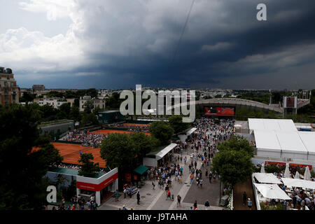 Paris. 2 juin, 2017. Une vue générale de Roland Garros avant il pleut pendant six jours du Tournoi de Tennis Open de France 2017 à Paris, France le 2 juin 2017. Credit : Han Yan/Xinhua/Alamy Live News Banque D'Images