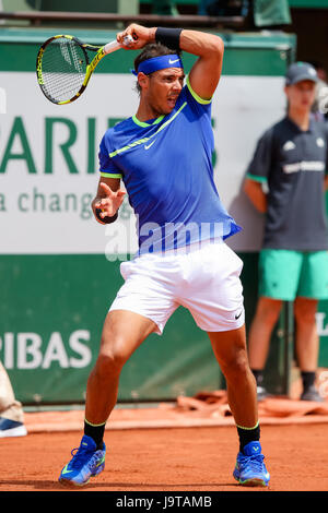 Paris, France. 2 juin, 2017. Rafael Nadal (ESP) Tennis : Rafael Nadal de l'Espagne au cours de la troisième série des match du tournoi de tennis contre Nikoloz Basilashvili de Géorgie à la Roland Garros à Paris, France . Credit : AFLO/Alamy Live News Banque D'Images