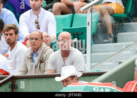 Paris, France. 2 juin, 2017. Andre Agassi Tennis : Andre Agassi, entraîneur de la Serbie de Novak Djokovic lors de la troisième ronde du tournoi match du tournoi de tennis contre Diego Schwartzman de l'Argentine à la Roland Garros à Paris, France . Credit : AFLO/Alamy Live News Banque D'Images