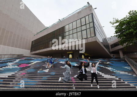 Hong Kong, Chine. 22 avr, 2017. Les filles posent pour la photo à étapes décorées à Hong Kong Cultural Centre à Hong Kong, Chine du sud, le 22 avril 2017. 1 juillet 2017 marque le 20e anniversaire de la déclaration de Hong Kong à la patrie. Credit : Liu Yun/Xinhua/Alamy Live News Banque D'Images