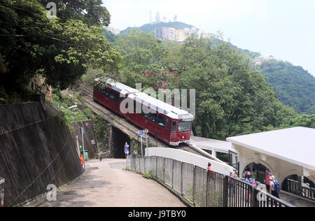 Hong Kong, Chine. Apr 30, 2017. Les touristes prendre le peak tram, le pic à Hong Kong, Chine du sud, le 30 avril 2017. 1 juillet 2017 marque le 20e anniversaire de la déclaration de Hong Kong à la patrie. Crédit : Li Peng/Xinhua/Alamy Live News Banque D'Images
