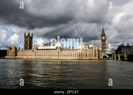 London UK. 3e juin 2017. Big Ben et le Palais de Westminster enveloppé par les nuages sombres que les orages et temps incertain est prévu à la suite d'une période de grande chaleur Crédit : amer ghazzal/Alamy Live News Banque D'Images