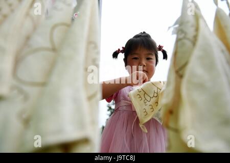 Huachi, Province de Gansu en Chine. 3 juin, 2017. Lingettes pour une petite fille avec une serviette après avoir lavé ses mains à un jardin d'enfants à Xinbao Village de Huachi, comté du nord-ouest de la Chine La province du Gansu, le 3 juin 2017. Pour améliorer l'hygiène dans les régions éloignées, le développement de la Chine et de la Fondation de recherche Unilever a mené à bien un projet de promotion d'un lavage à la main chez les enfants dans les classes. Le projet a couvert plus de 10 000 enfants des régions rurales dans plusieurs provinces de la Chine. Crédit : Chen Bin/Xinhua/Alamy Live News Banque D'Images