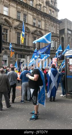 Glasgow, Ecosse, Royaume-Uni. 3 juin, 2017. Manifestation pour l'indépendance de l'Écosse, Glasgow, Ecosse, le 3 juin 2017 Il y avait environ 20 000 personnes qui défendent à l'appui de l'indépendance de l'Écosse, le long des principales rues de Glasgow, en direction de Glasgow Green. Credit : Malgorzata Larys/Alamy Live News Banque D'Images