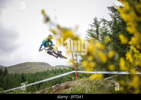 Fort William, Scotland, UK 3 juin 2017. Magnus Mason sort sur la table comme la Coupe du Monde de vélo de montagne UCI à Fort William se mettra en branle avec ciel bleu. Banque D'Images