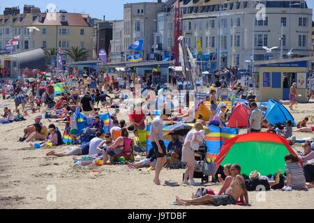 Weymouth, Dorset, UK. 3 juin, 2017. Les foules affluent à plage de Weymouth comme le soleil et la chaleur se poursuit sur la côte du Dorset. Crédit : Tom Jura/Alamy Live News Banque D'Images