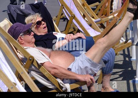 Weymouth, Dorset, UK. 3 juin, 2017. La plage reste dans des chaises longues au soleil comme les foules affluent à plage de Weymouth comme le soleil continue sur la côte du Dorset. Crédit : Tom Jura/Alamy Live News Banque D'Images