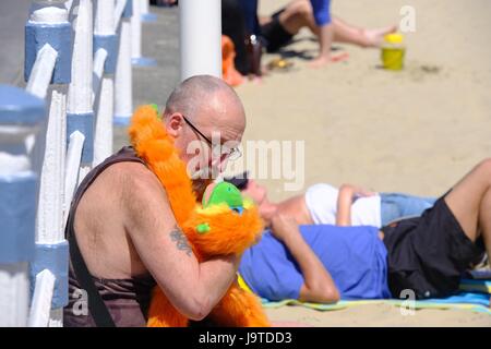 Weymouth, Dorset, UK. 3 juin, 2017. Un beachgoer est assis au soleil que les foules affluent à plage de Weymouth comme le soleil continue sur la côte du Dorset. Crédit : Tom Jura/Alamy Live News Banque D'Images