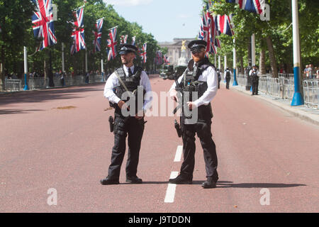 Londres, Royaume-Uni. 3 juin, 2017. La police armée stand au centre commercial pendant la parade la couleur répétitions à Horse Guards Parade pour célébrer l'anniversaire de la reine Elizabeth Crédit : amer ghazzal/Alamy Live News Banque D'Images