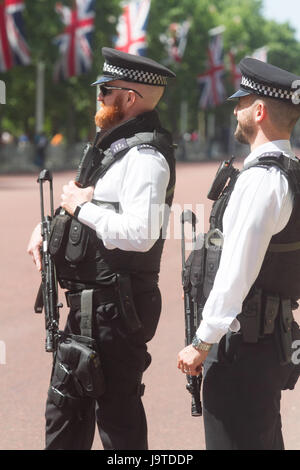 Londres, Royaume-Uni. 3 juin, 2017. La police armée stand au centre commercial pendant la parade la couleur répétitions à Horse Guards Parade pour célébrer l'anniversaire de la reine Elizabeth Crédit : amer ghazzal/Alamy Live News Banque D'Images