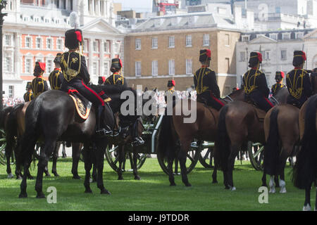 Londres, Royaume-Uni. 3 juin, 2017. Les Kings Royal Horse Artillery, à l'examen majeur pendant la parade la couleur répétitions à Horse Guards Parade pour célébrer l'anniversaire de la reine Elizabeth Crédit : amer ghazzal/Alamy Live News Banque D'Images