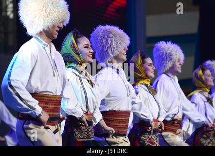 Xi'an, province du Shaanxi en Chine. 3 juin, 2017. Les spectacles de danse serbe lors de l'ouverture de la route de la soie de l'Exposition internationale de Xi'an, capitale de la Province chinoise de Shaanxi nord-ouest, le 3 juin 2017. Shao Crédit : Rui/Xinhua/Alamy Live News Banque D'Images