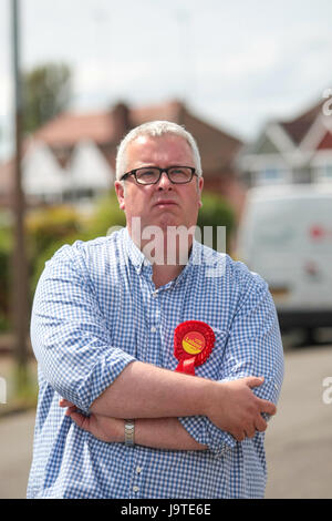 Ian Cooper, candidat du Parti du Travail pour Halesowen et Rowley Regis circonscription pour faire campagne dans la localité. Parti politique Élection 2017 MP Banque D'Images