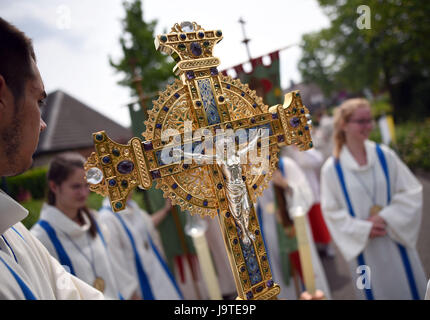 Kevalaer, Allemagne. 3 juin, 2017. La soi-disant image miraculeuse de Marie est transportée dans un lieu de culte à travers le centre-ville de Kevalaer, Allemagne, 3 juin 2017. La dernière procession avec l'image a eu lieu il y a 25 oreilles, le cycle habituel compte en fait 50 ans. Photo : Henning Kaiser/dpa/Alamy Live News Banque D'Images