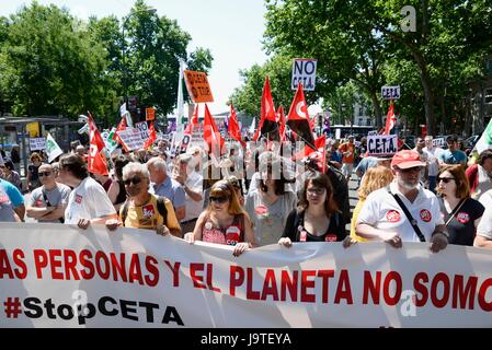 Madrid, Espagne. 3 juin, 2017. Les protestataires manifester contre le partenariat transatlantique de commerce et d'investissement (TTIP), UE-Canada Accord économique et commercial global (AECG) et le commerce des services Accord (TISA) au centre-ville de Madrid. Photo : M.Ramirez/Alamy Live News Banque D'Images