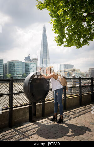 Londres, Royaume-Uni. 3 juin, 2017. Météo France : un touriste prend des photos par la Tamise avec le gratte-ciel Shard building background dans le chaud soleil de l'après-midi. © Guy Josse/Alamy Live News Banque D'Images