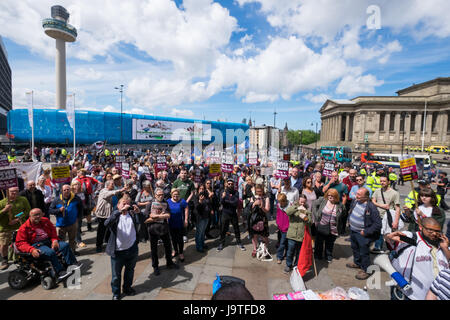 Liverpool, Royaume-Uni. 3 juin, 2017. Ligue de défense anglaise et des manifestants anti-fascistes se sont affrontés dans le centre-ville de Liverpool le samedi 3 juin 2017. © Christopher Middleton/Alamy Live News Banque D'Images