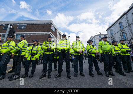 Liverpool, Royaume-Uni. 3 juin, 2017. Ligue de défense anglaise et des manifestants anti-fascistes se sont affrontés dans le centre-ville de Liverpool le samedi 3 juin 2017. © Christopher Middleton/Alamy Live News Banque D'Images