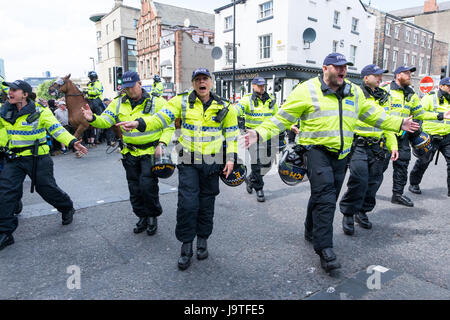 Liverpool, Royaume-Uni. 3 juin, 2017. Ligue de défense anglaise et des manifestants anti-fascistes se sont affrontés dans le centre-ville de Liverpool le samedi 3 juin 2017. © Christopher Middleton/Alamy Live News Banque D'Images